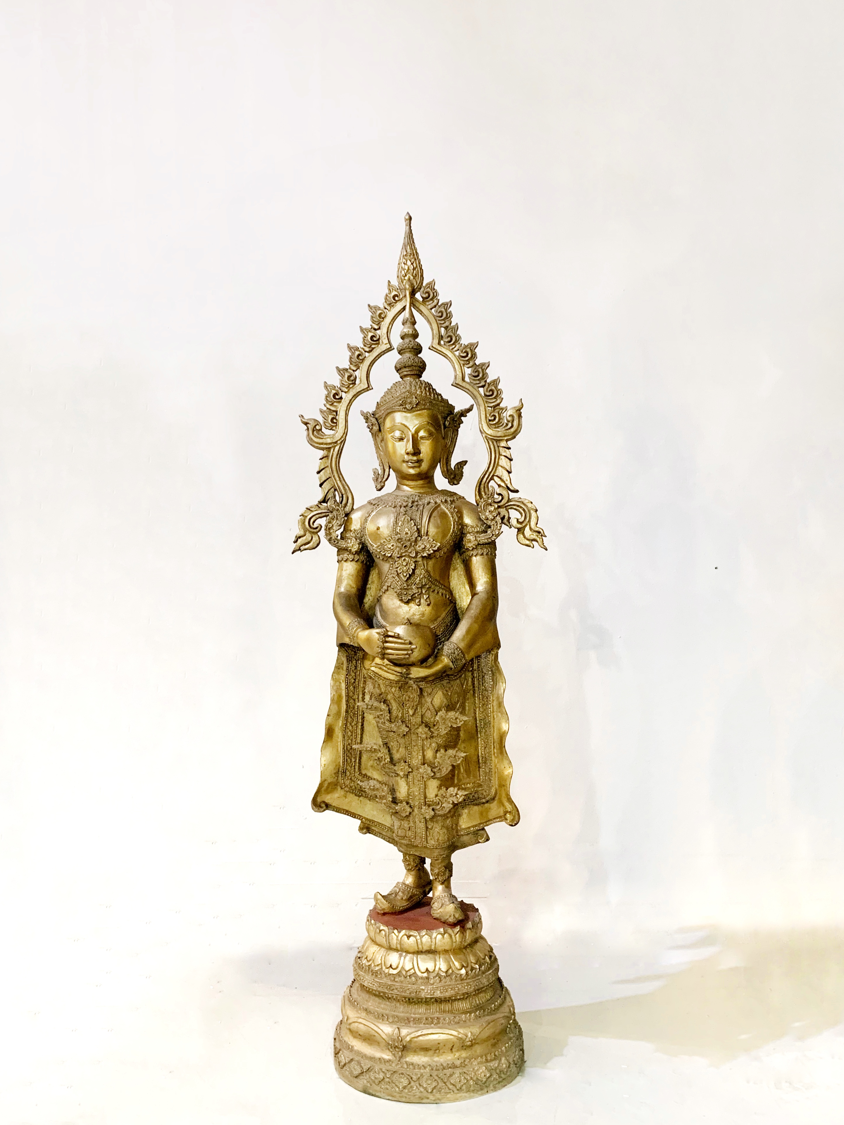 พระพุทธรูปทรงเครื่องกษัตริย์ ปางอุ้มบาตร สูง 52"