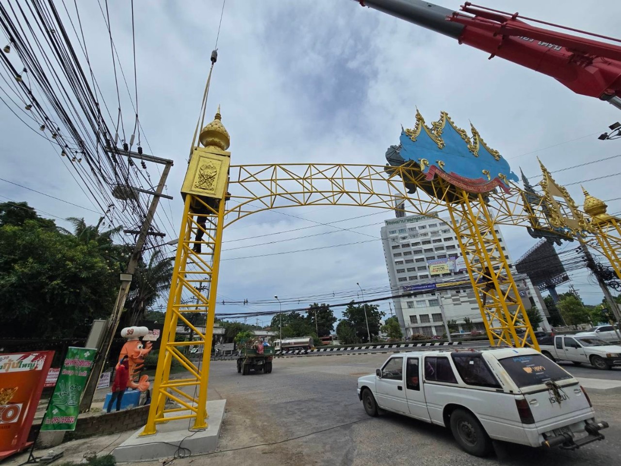 ซุ้มประตูเมืองแบบสามเสา