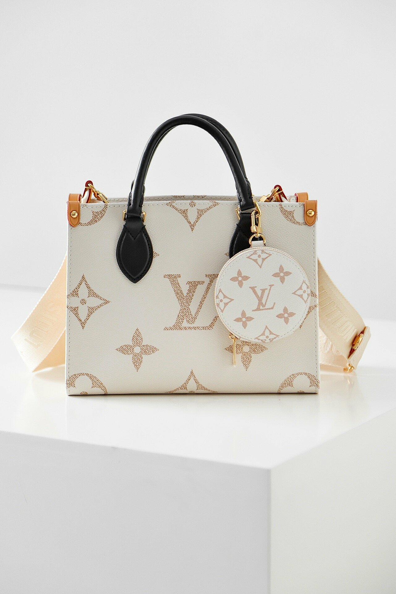 [Pre-order]กระเป๋า Louis Vuitton On The Go Premium Pochette With OG Magnetic Box & Dust Bag - Coin Pouch งานคุณภาพที่ดีที่สุด