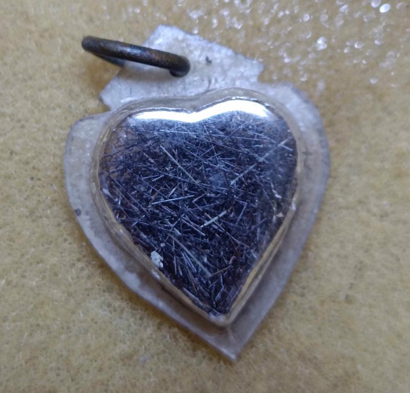 พระเกศาครูบาเจ้าศรีวิชัย และครูบาเจ้าอภิชัยขาวปี จ.ลำพูน จำนวน 5 เลี่ยมนี้ ได้มาจาก ร.ต.ต. ประดิษฐ์ อดีตนายตำรวจบ้านโฮ่ง จ.ลำพูน พระเกศาจำนวน 5 เลี่ยม ลุงประดิษฐ ์ได้มาจากผู้เฒ่าท่านหนึ่งในบ้านปวง อ.ลี้ เมื่อสมัย 30 ปีก่อน ราว ๆ พ.ศ.2532