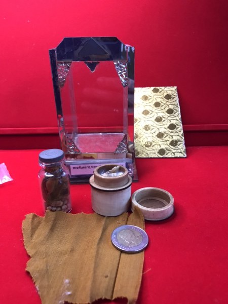 ทันตธาตุหลวงปู่ครูบาชัยยะวงศา พร้อมผ้าจีวรและพระธาตุข้าวบิณฑ์