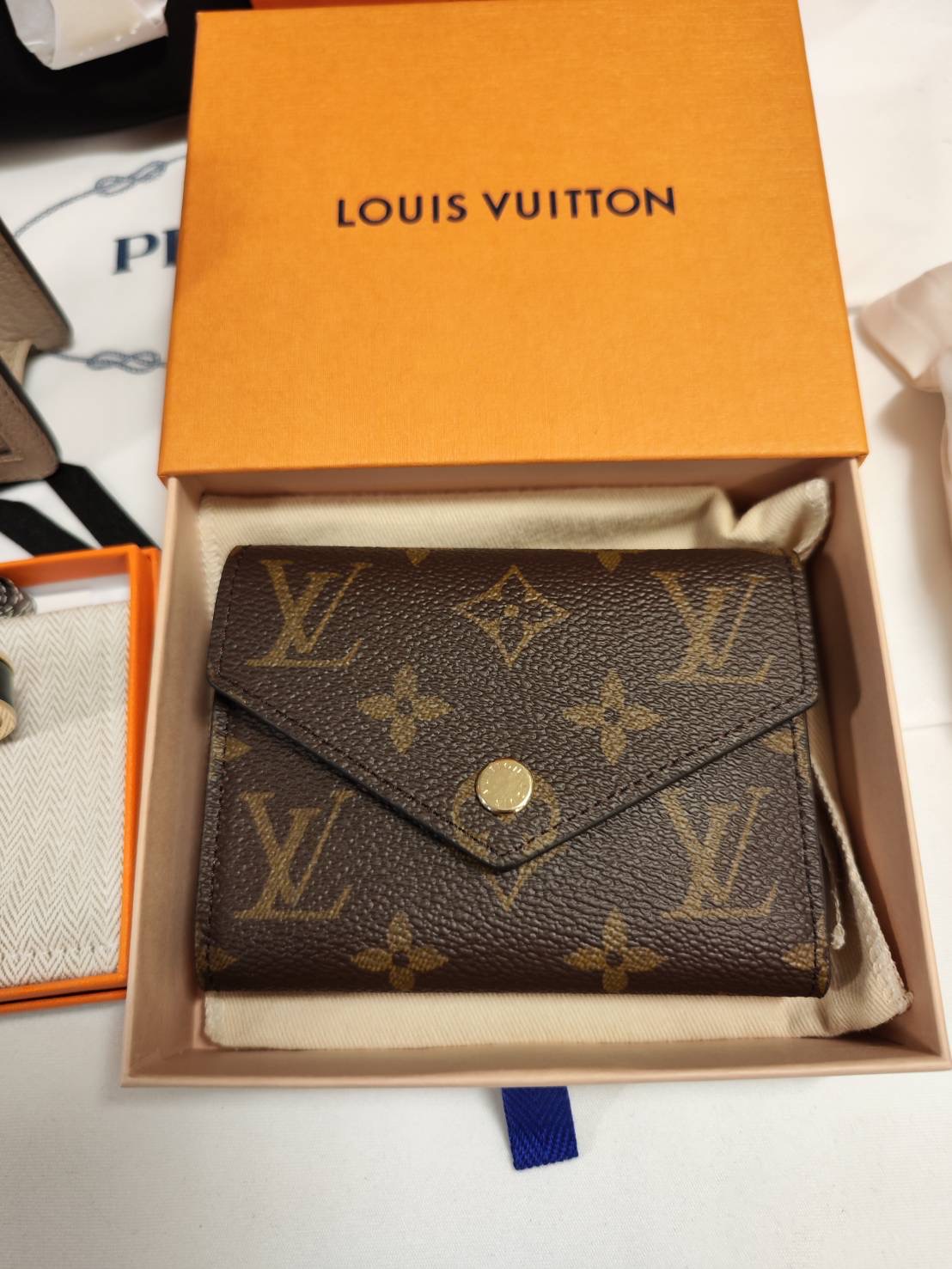 มาเพิ่ม 2 ใบ New Lv Victorine wallet 3 พับสีน้ำตาล ฝั่งชิฟ อุปกรณ์ กล่อง การ์ด ถุงผ้า