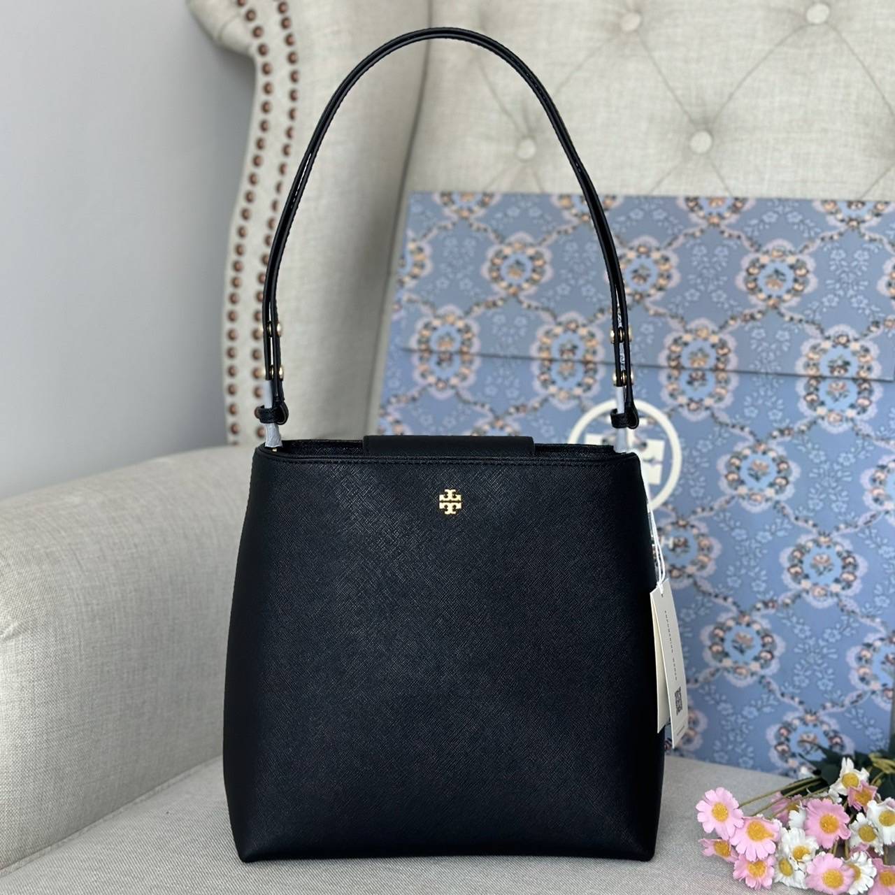 New Tory Burch Emerson Saffiano Leather Bucket Bag สะพายไหล่ได้ ครอสได้ค่ะ