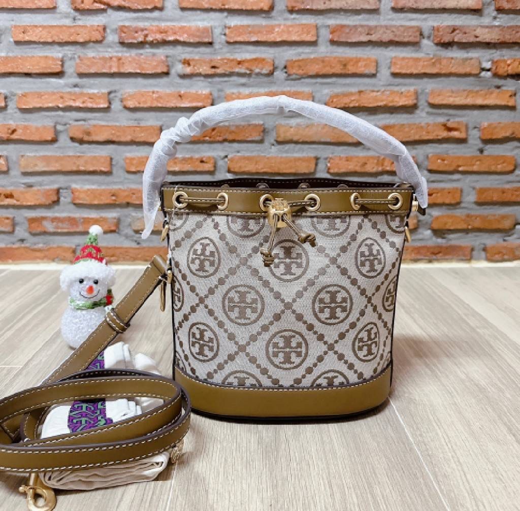 โปรรอบใหม่มาแล้ว ราคาดีถึงสิ้นปี หรือ จนกว่าสินค้าจะหมด New TORYBURCH T Monogram Jacquard Bucket Bag (shop) Color: Hazelnut Size: 8.4" (L) x 8.4" (H) x 4.78" (D)อุปกรณ์ ป้าย ถุงผ้า