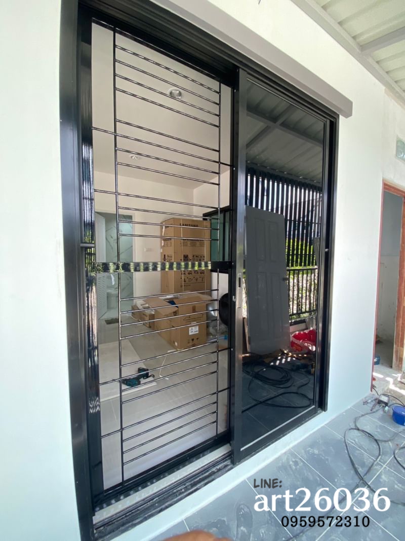 เหล็กดัดสีอบโทนสีดำ พร้อมมุ้งลวด สไตล์โมเดิร์น กระจกบานเลื่อนสีดำ