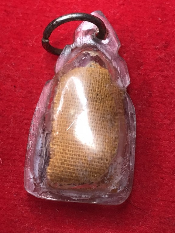 พระทันตธาตุ ครูบาแสง วัดร้องกองข้าว จ.เชียงใหม่ ได้มาจากกำนันคำ อดีตกำนันบ้านปากกอง อ.สารภี จ.เชียงใหม่ ปัจจุบันอายุ 86 ปี (บันทึก พ.ศ.2566) กำนันคำได้พระทันตธาตุครูบาแสง ได้มาเมื่อปี พ.ศ.2535 ได้มาจากลูกศิษย์ครูบาแสน ชื่อหนานเสม คน อ.สันกำแพง