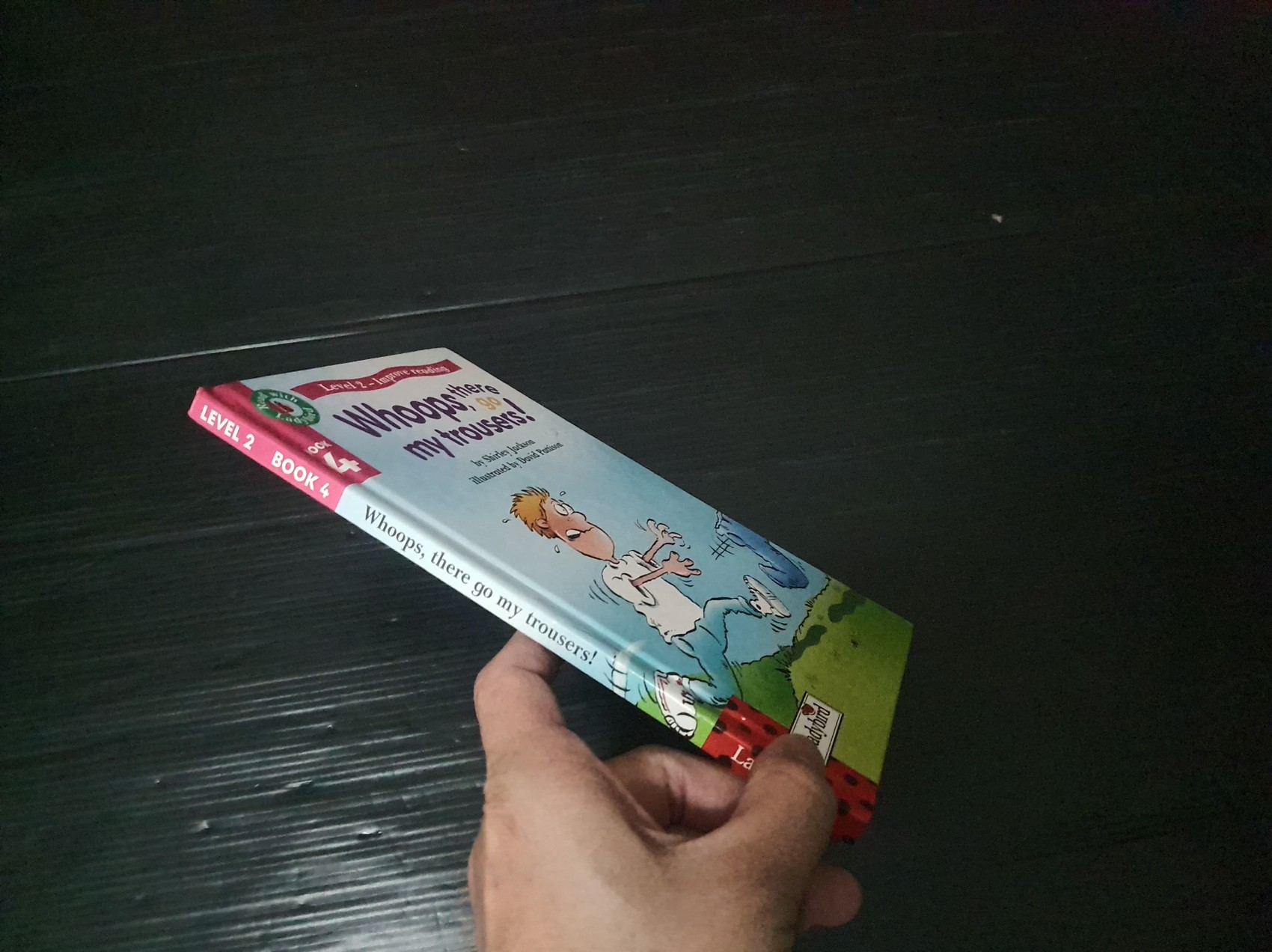 หนังสือนิทานปกแข็ง ** 🍅🍓READ WITH LADYBIRD:L2 BOOK 4 WHOOPS,THERE GO MY TROUSERS!