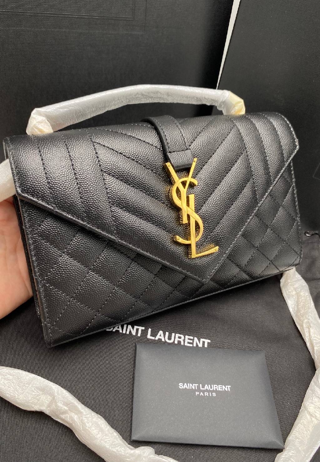 New YSL ENVELOPE SMALL BAG DIMENSIONS: 21 X 13 X 6 CM / 8.2 X 5.1 X 2.3 INCHES อุปกรณ์: กล่อง ถุงผ้า ถุงกระดาษ การ์ด ปี 2022
