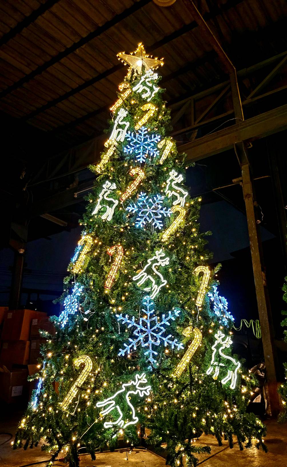 ต้นคริสต์มาสปลอม ขนาด 4.5เมตร พร้อมของตกแต่ง สวยลงตัว