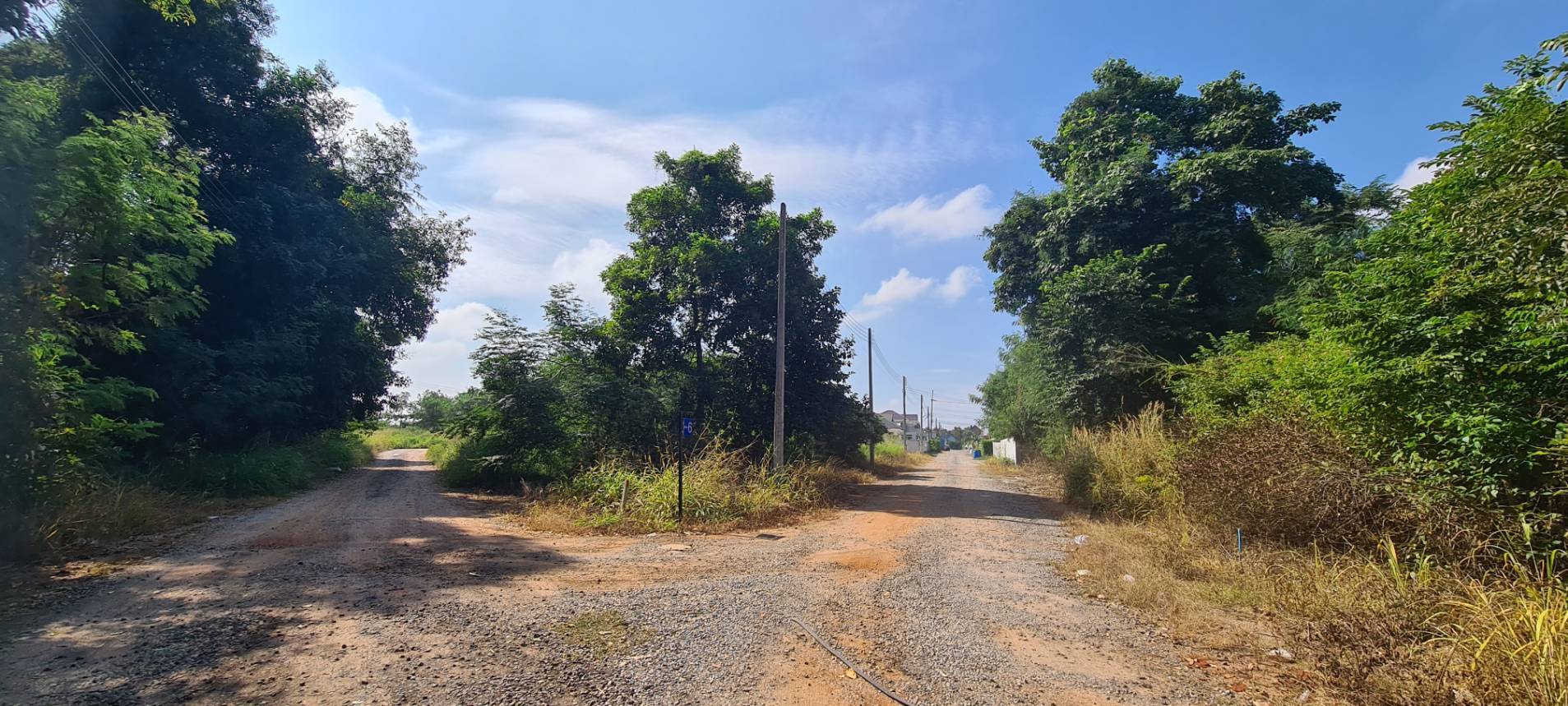 ขายที่ดินหน้ามหาวิทยาลัยเทคโนโลยีสุรนารี (มทส.) ================== 🚩🚩 จำนวน 3 แปลง ติดกัน (ขายยกผืน) รวม 183 ตารางวา ราคารวม 2,928,000 บาท (ตรว.ละ 16,000) -> ใกล้กับมหาวิทยาลัยเทคโนโลยีสุรนารี (มทส.) เพียง 2 กม.