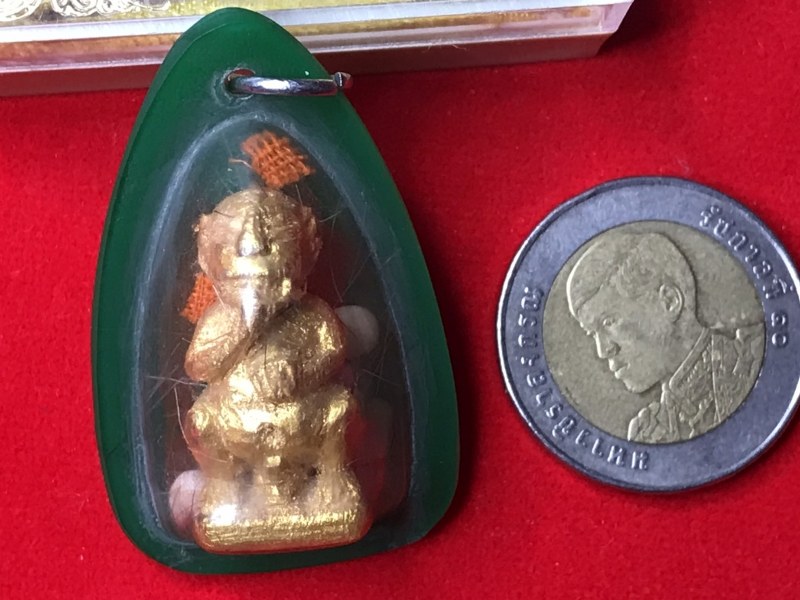สี่หูห้าตา (พระอินทร์แปลง) ไม้แกะ หลวงปู่ครูบาชัยยะวงศา วัดพระพุทธบาทห้วยต้ม พร้อมเลี่ยมเดิมจากวัด จีวร เกศา พระธาตุข้าวบิณฑ์