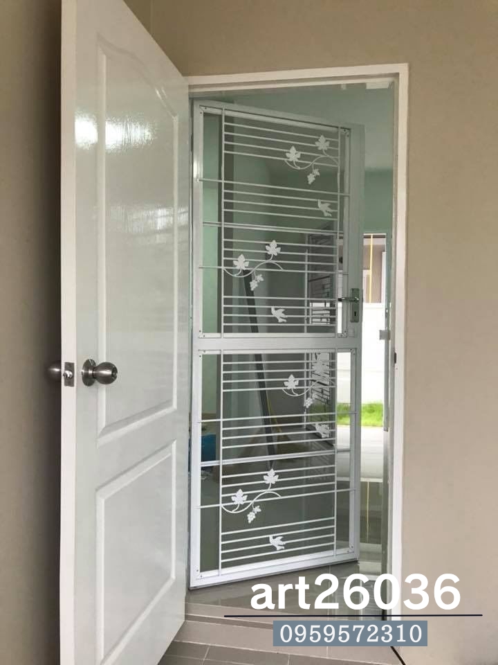 เหล็กดัดสีอบสีขาวพร้อมมุ้งลวด ลายใบไม้ หน้าต่าง ประตู