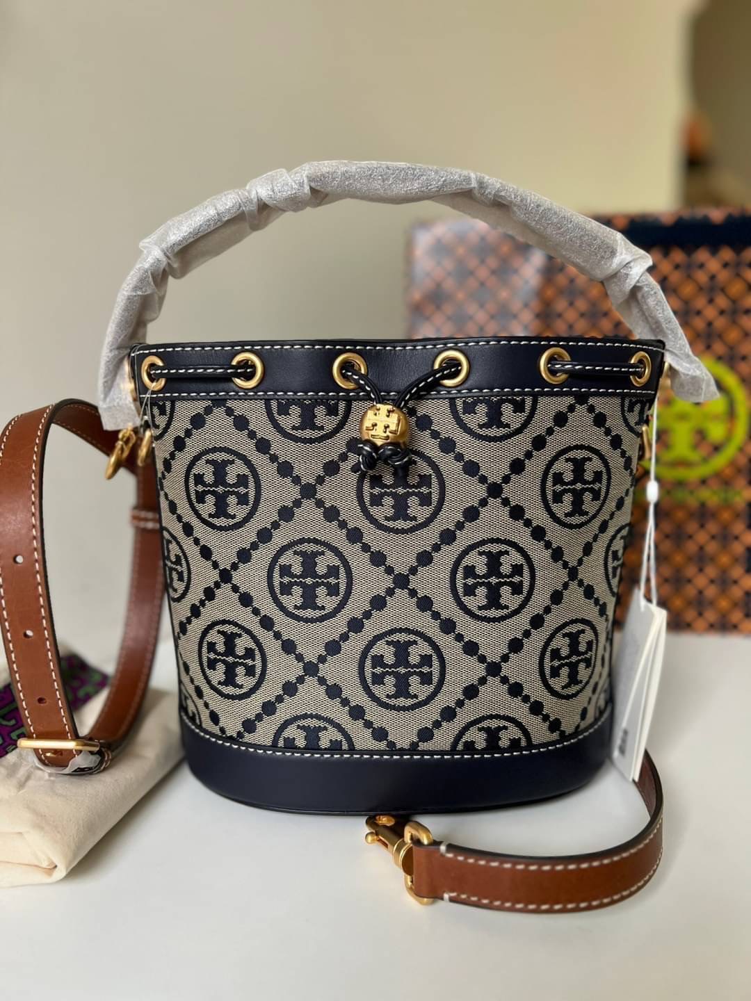 NEW TORY BURCH T MONOGRAM BUCKET BAG Sz. 8.4” (L) x 8.4” (H) x 4.78” (D)