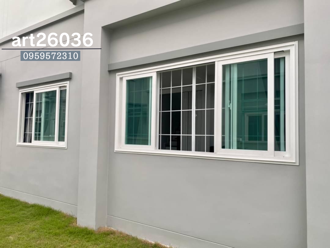 เหล็กดัดพร้อมมุ้งลวด ลายหน้าต่างมินิมอลสีขาว กระจกเลื่อนสี