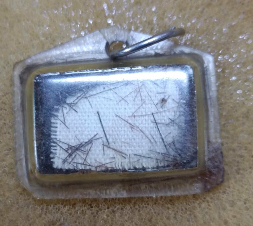 พระเกศาครูบาเจ้าศรีวิชัย และครูบาเจ้าอภิชัยขาวปี จ.ลำพูน จำนวน 5 เลี่ยมนี้ ได้มาจาก ร.ต.ต. ประดิษฐ์ อดีตนายตำรวจบ้านโฮ่ง จ.ลำพูน พระเกศาจำนวน 5 เลี่ยม ลุงประดิษฐ ์ได้มาจากผู้เฒ่าท่านหนึ่งในบ้านปวง อ.ลี้ เมื่อสมัย 30 ปีก่อน ราว ๆ พ.ศ.2532