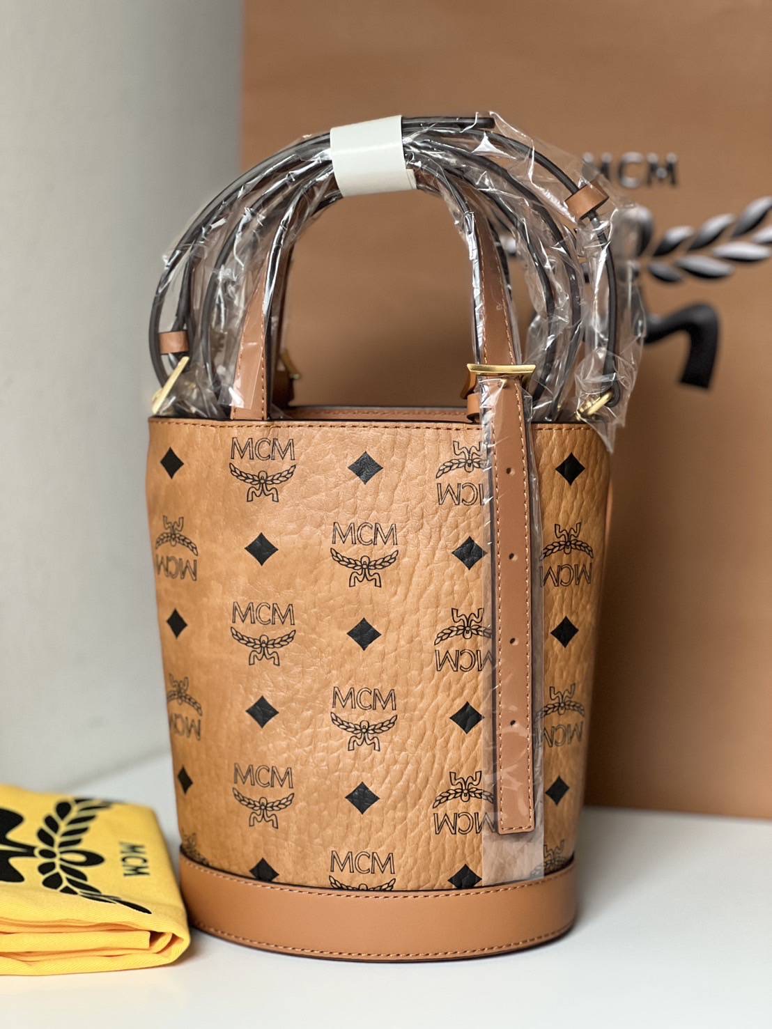 NEW MCM AREN BUCKET TOTE IN VISETOS Sz. 6” (L) x 7.5” (H) x 3.7” (D) อุปกรณ์.ถุงผ้า/การ์ดช็อป
