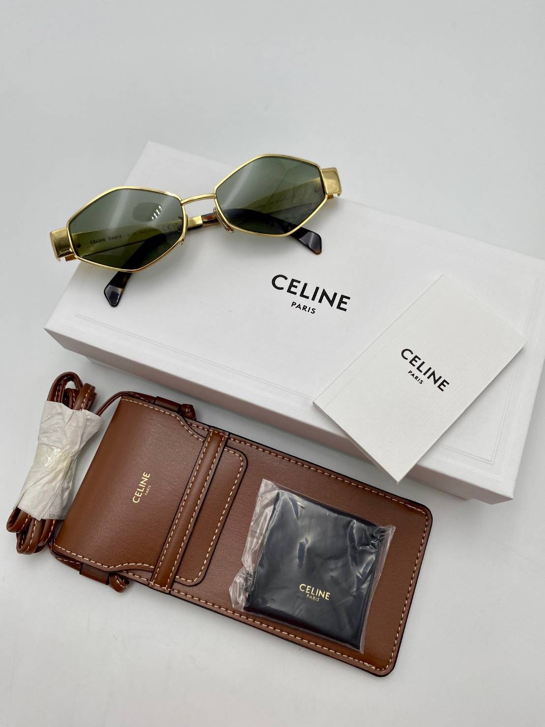 New Celine sunglasses ช็อปคิงพาวเวอร์ อุปกรณ์ : กล่อง กระเป๋าใส่แว่น บุ๊ค ผ้าเช็ดแว่น