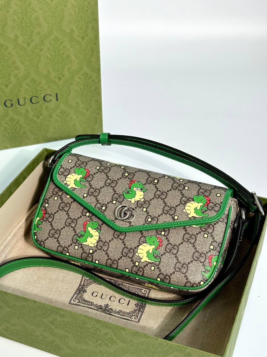 New Gucci crossbody limited ใส่ ไอโฟน promax ได้นะคะ สายปรับความยาวได้ Size 8.75 x 5 x 1.75 นิ้ว อุปกรณ์Fullset กล่องครบ บิล