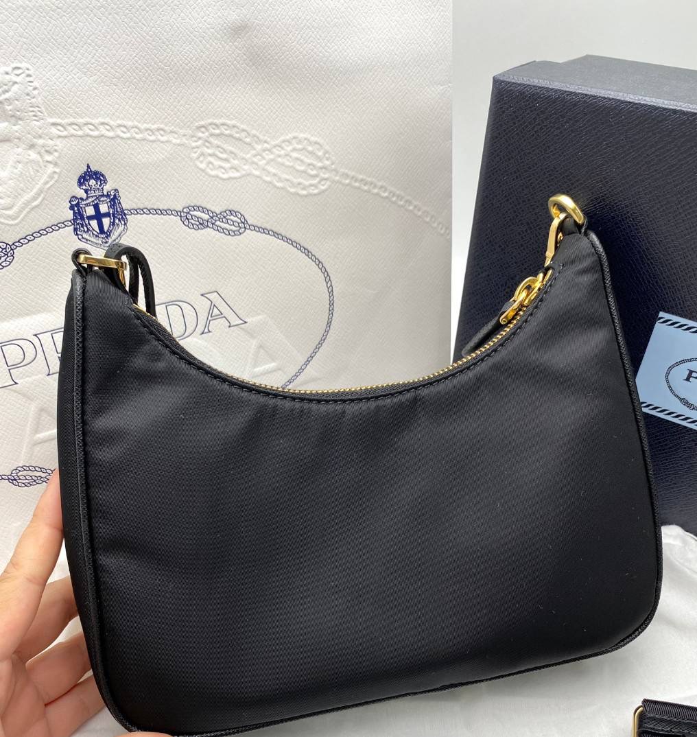 New Prada nylon *ล็อตใหม่ไม่มีการ์ดแข็ง ขนาด : Width: 22cm x Height: 18cm x Depth: 6.5cm
