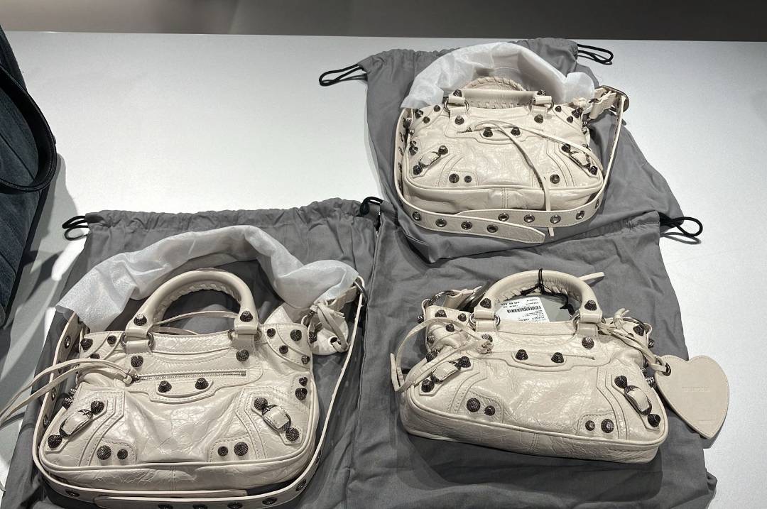 New Balenciaga Small neo Cagole tote หนังแกะ / สายถอดได้ สายปรับได้หลายระดับ ปรับเป็น crossbody ได้ Size 9.5 x 6 x 2 inch อุปกรณ์ การ์ด ถุงผ้า บิล 11/24