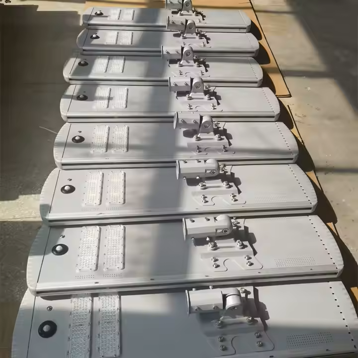 ไฟถนนโซล่าเซลล์ทำความสะอาดอัตโนมัติ