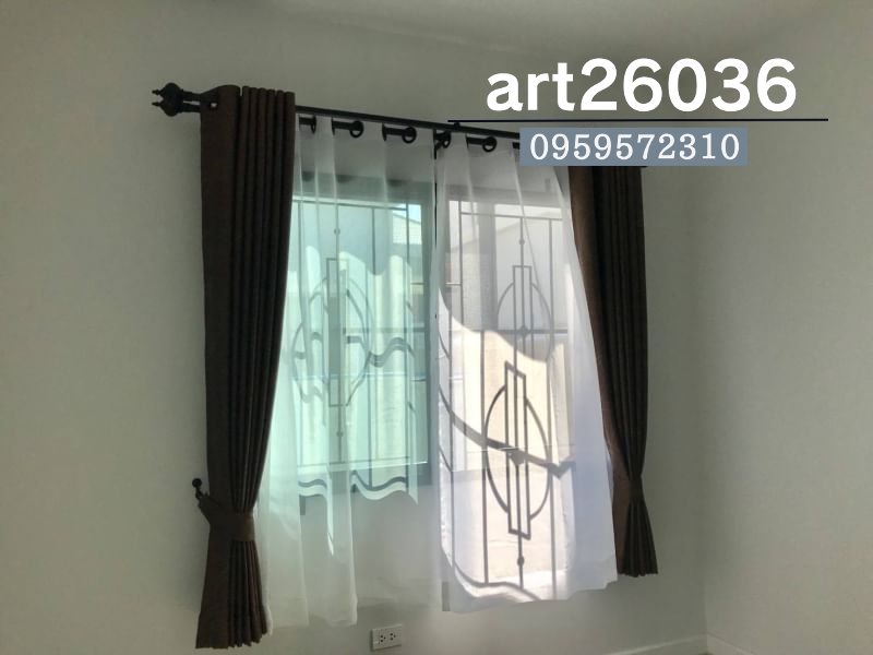 ผ้าม่านทึบ สีน้ำตาลเข้ม บานกระจกสองสี เหล็กดัดหน้าต่าง ประตู