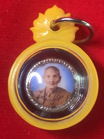 ๑. พระทัตธาตุ ครูบาแก้ว สุทโธ ๒.รูปถ่ายด้านหลังติดจีวร ๓. ล็อกเกตรุ่นแรก ปี ๑๘ ๔. เม็ดประคำจำนวน ๑ เม็ด ๕. รูปถ่ายด้านหลังติดพลอยคำ และ ๖.รูปหล่อรุ่น ๑ ของหลวงปู่แก้ว สุทโธ วัดดอยโมคลาน จ.เชียงใหม่