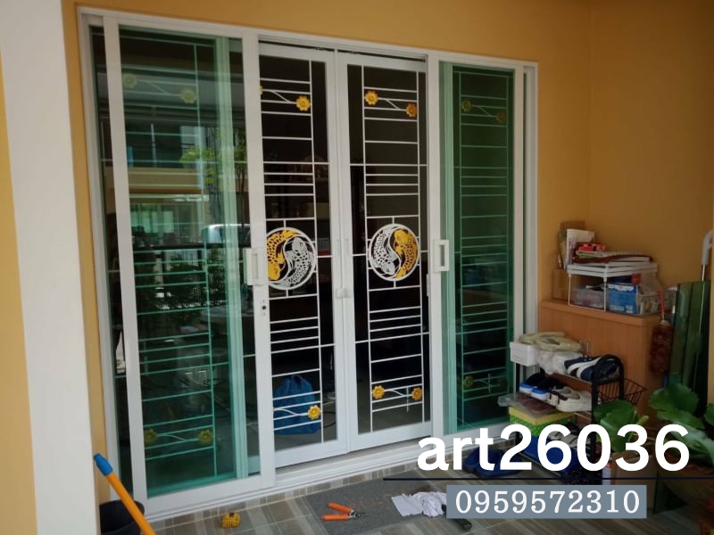 เหล็กดัดพร้อมมุ้งลวด ลายปลาวงกลม