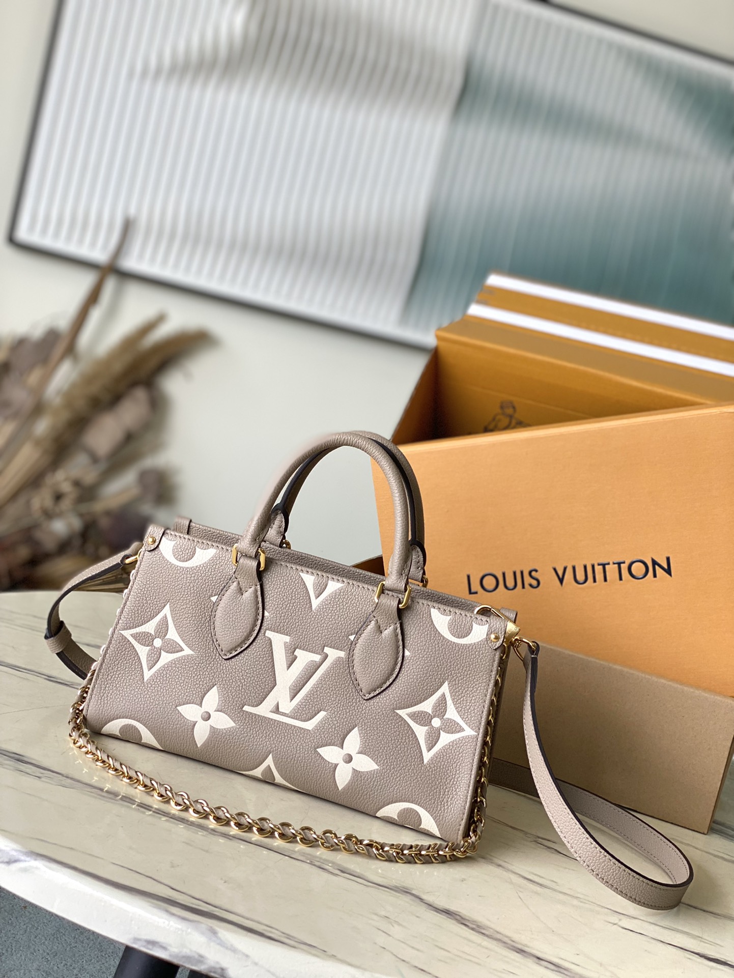 [Pre-order] กระเป๋ารุ่น OnTheGo East West Bicolor Monogram Empreinte เกรด VIP คุณภาพที่ดีที่สุด