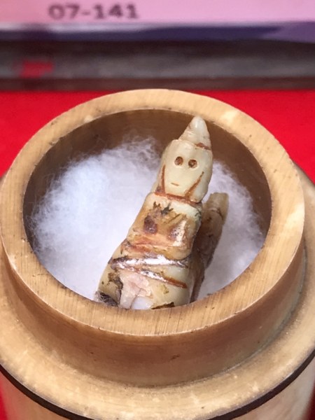 ทันตธาตุหลวงปู่ครูบาชัยยะวงศา พร้อมผ้าจีวรและพระธาตุข้าวบิณฑ์