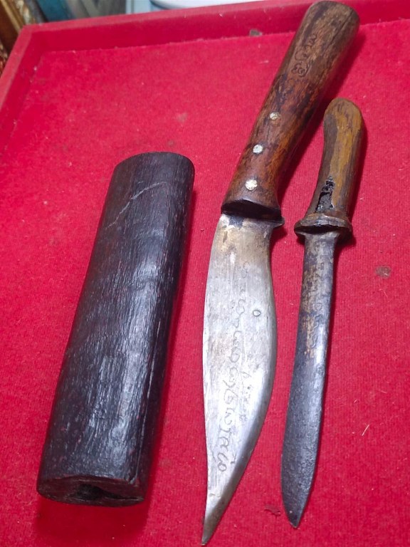 มีดหมอ มีรอยจาร และมีดทำน้ำมนต์ ครูบาชัยยะวงศา ได้มาจากลูกศิษย์ครูบาวงศ์ ปัจจุบัน อายุ 58 ปี ท่านเป็นหมอยารักษาชาวบ้านแถวนั้น ชื่อหนานวิระชัย หรือชาวบ้านเรียกว่าหมอวิระชัย เคยบวชเรียนที่วัดห้วยต้ม ตั้งแต่เป็นเณร เมื่อปี 2525 ถึงปี 2545