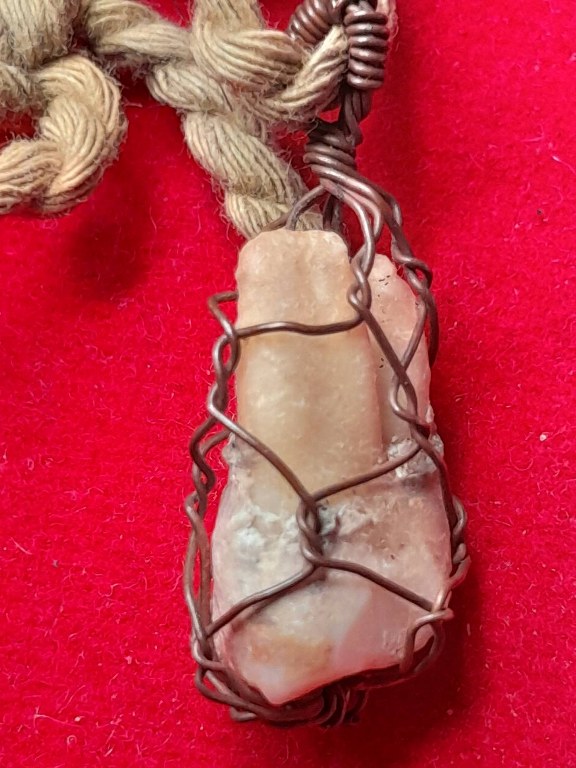 พระทันตธาตุหลวงปู่หลวง กตปุญโญ วัดสามัคคีบุญญาราม (วัดคีรีสุบรรพต) ต.พระบาท อ.เมือง จ.ลำปาง พระทัตธาตุหลวงปู่หลวง ได้จาก อ.ส. คมสันต์ ปัจจุบันอายุ 62 ปี (บันทึก พ.ศ.2566) อ.ส.คมสันต์เคยเป็นศิษย์รับใช้หลวงปู่หลวง ยามว่างจากราชการก็มาขับรถให้หลวงปู่