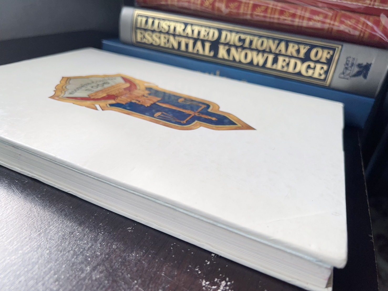 ๑๐๐ ปีกระทรวงยุติธรรม หนังสือที่ระลึกเนื่องในโอกาสครบ ๑๐๐ ปี กระทรวงยุติธรรม (เกร็ดประวัติศาสตร์ต่าง ๆ เกี่ยวกับศาลยุติธรรม).