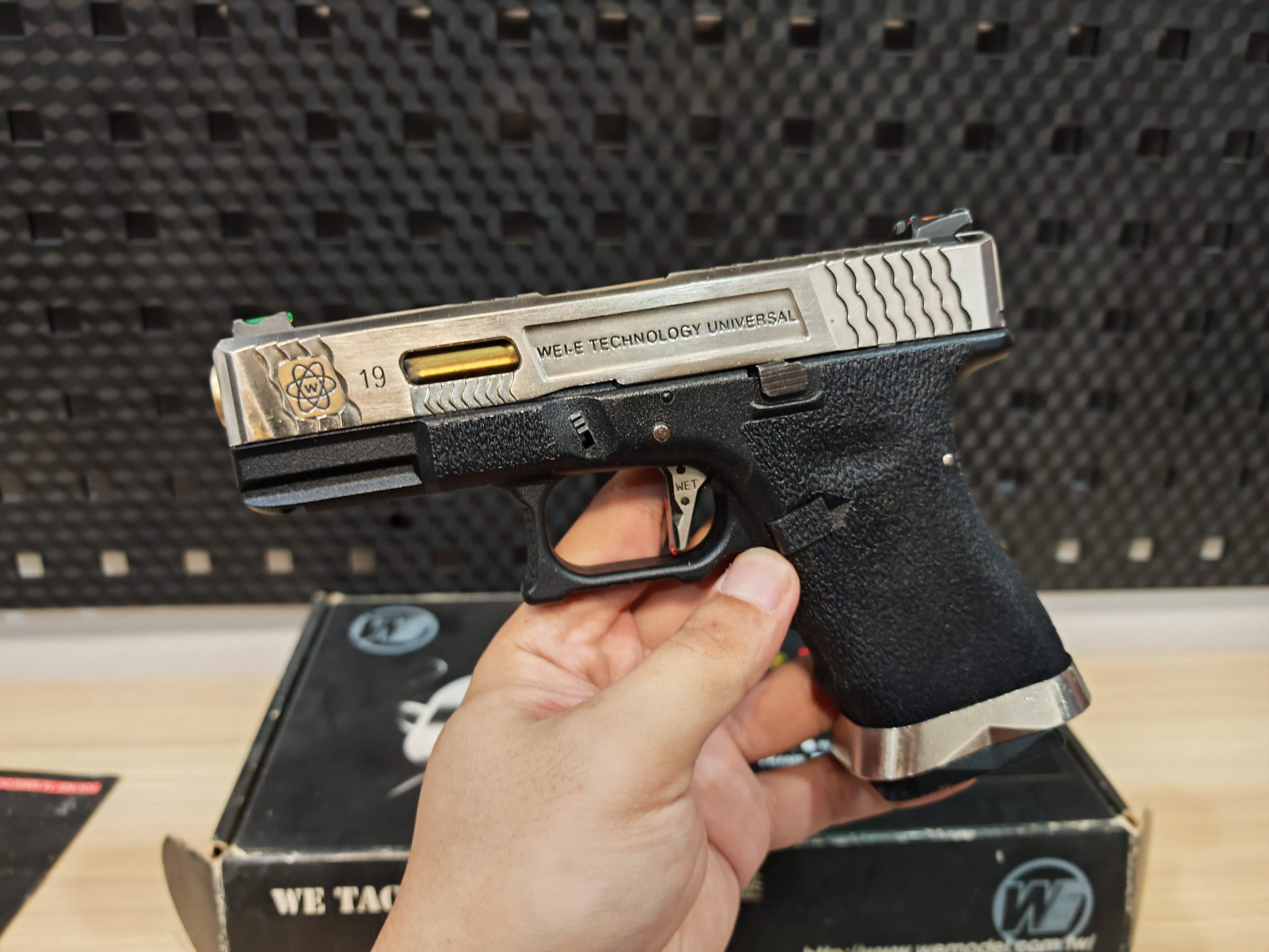 WE Glock19 G-Force Custom เฟรมดำ สไลด์เงิน ลำกล้องทอง GBB BB Gun บีบีกัน แบบแก๊ส ปืนอัดลม มือสอง Airsoft Gun