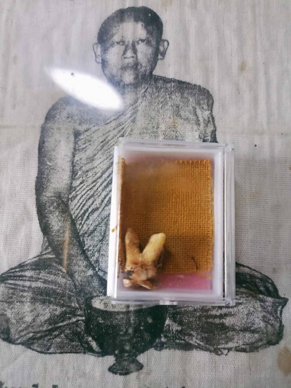 พระทันตธาตุ และผ้ายันต์เมตตา ค้าขายดี ครูบาจันต๊ะ วัดหนองช้างคืน จ.ลำพูน เจ้าของเดิมชื่อลุงวิทย์ เมื่อก่อนอาศัยอยู่ข้าง ๆ วัดหนองช้างคืน เป็นลูกศิษย์ยุคต้น ๆ รับใช้ครูบามา 6-7 ปี ระหว่างปี 2538 - 2545 ปัจจุบันอายุ 73 ปี