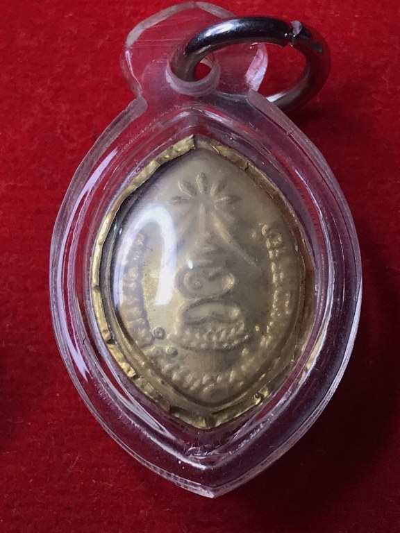 ล็อกเกตหลวงปู่แหวน ประมาณปี 252x ร้านทองสร้างถวาย เป็นทอง 90 บาง ๆ มีโค้ดร้านทอง จำนวน ๓ องค์