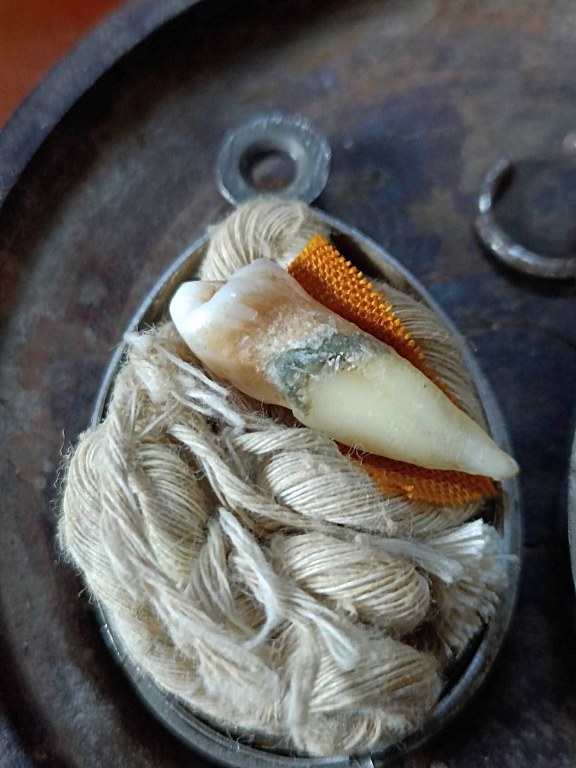 พระทันตธาตุ ครูบาบุญมา วััดบ้านฮวก ต.ภูซาง จ.พะเยา ได้มาจากคุณจักรกฤษณ์ฯ อายุ 45 ปี ได้รับมาจากคุณพ่ออีกทอดหนึ่ง ชื่อสุงเกิด เสียชีวิตเมื่่อ พ.ศ. 2558 ลุงเกิดมีอาชีพ ตำรวจเก่า ใน อ.ภูซาง ท่านเป็นลูกศิษย์คูบาบุญมา ได้รับพระทันตธาตุมาในปี 2548