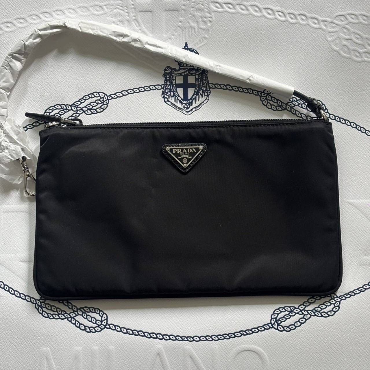 New Prada re-nylon pouch 14x24.5 cm. ใส่ pro max ได้ค่ะ อปก. การ์ด ถุงผ้า ถุงกระดาษ rec.25 (แถมสายเงิน diy)