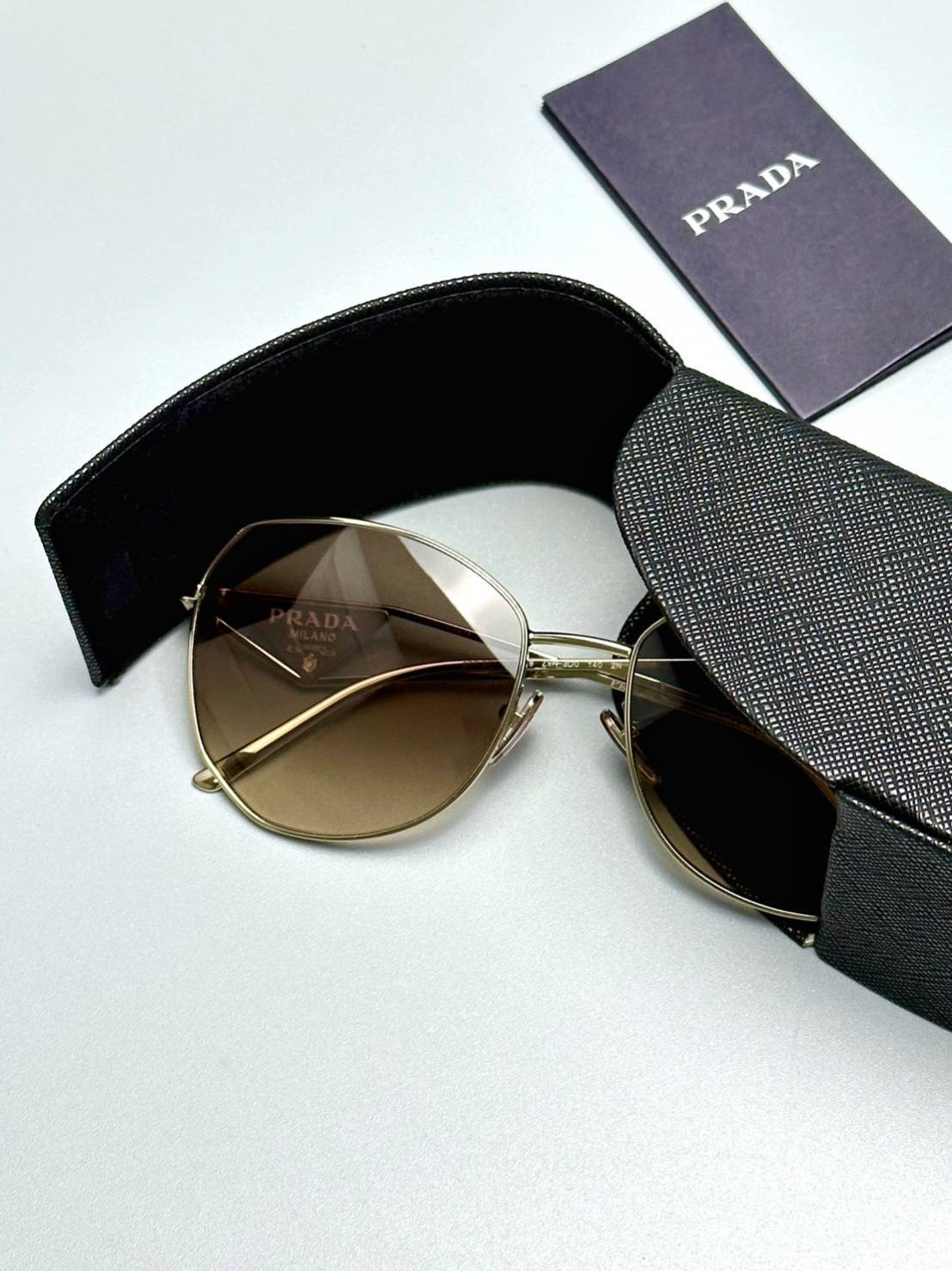New prada sunglasses Gold / white เลนส์ 57 มม อุปกรณ์ กล่อง บุ๊ค ผ้าเช็ดเลนซ์