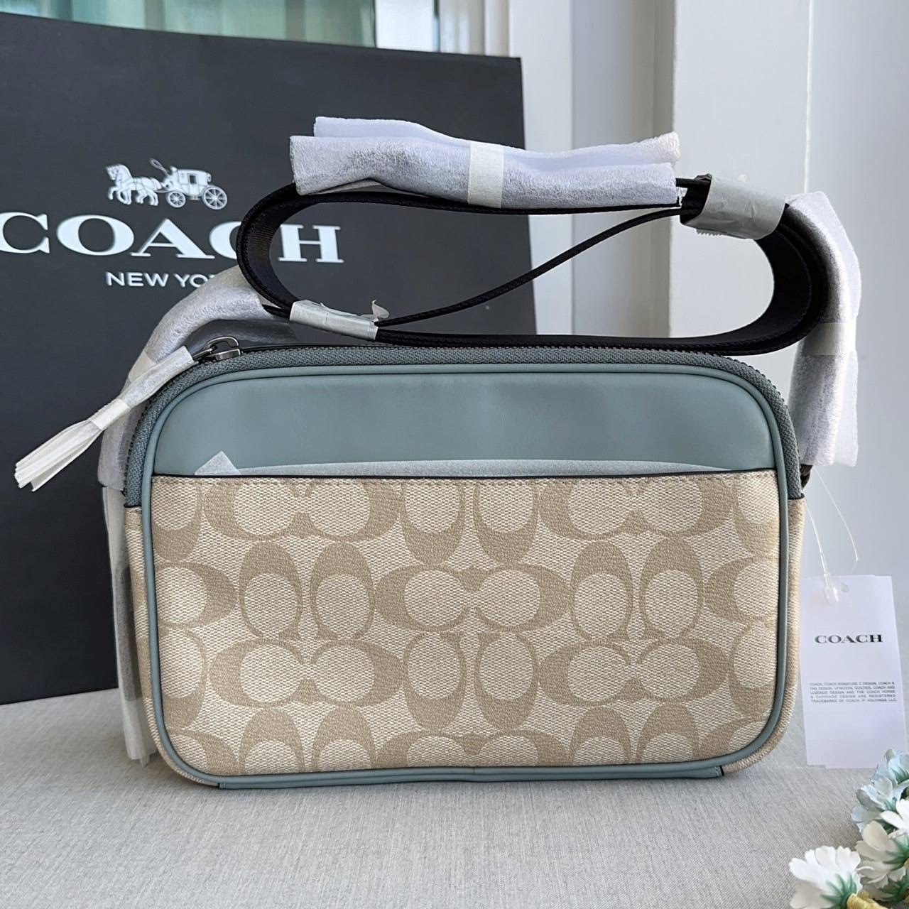 New Coach Graham Crossbody In Signature Canvas ขนาด 9" (L) x 5 3/4" (H) x 2 3/4" (W) อุปกรณ์.ป้ายราคา แคร์การ์ด
