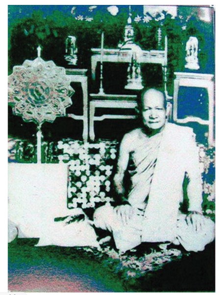 พระทันตธาตุ หลวงพ่อปู่จันทร์ วัดหาดสองแคว จ.อุตรดิตถ์ ผมได้พระทันตธาตุครูบาต่าง ๆ มาจากคุณปู่เสน่ห์ อายุ 83 ปี อดีตรับราชการครู เป็นครู และเป็น ผ.อ. ในโรงเรียนหลายจังหวัดในภาคเหนือตอนล่าง และตอนบน ปลดเกษียณมาแล้ว 23 ปี (บันทึก พ.ศ. 2567)