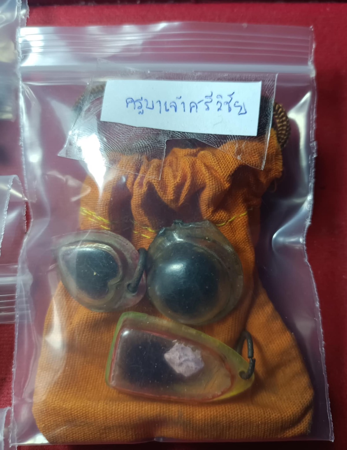 พระเกศา อัฐิธาตุุ ครูบาเจ้าศรีวิชัย เลี่ยมเดิม ชุดนี้ ได้มาจากคุณประวิทย์ ได้สืบมาจากคุณพ่อของ คุณประวิทย์ ได้จากลูกศิษย์ครูบาเจ้าศรีวิชัยที่ได้ไปกราบครูบาฯ ในสมัยนั้นในจังหวัดลำพูน หรือตอนที่ครูบามาที่ จ.พะเยา นานหลายสิบ ๆ ปี สะสมและเอา มาเลี่ยมบูชา