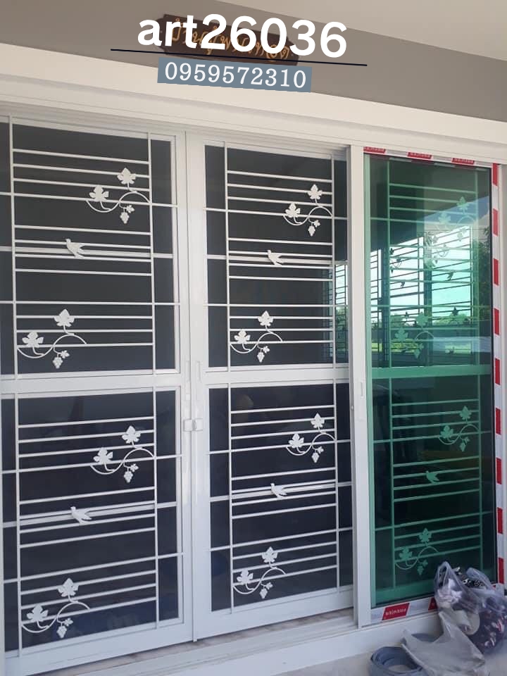 เหล็กดัดสีอบขาว พร้อมมุ้งลวด ใบไม้