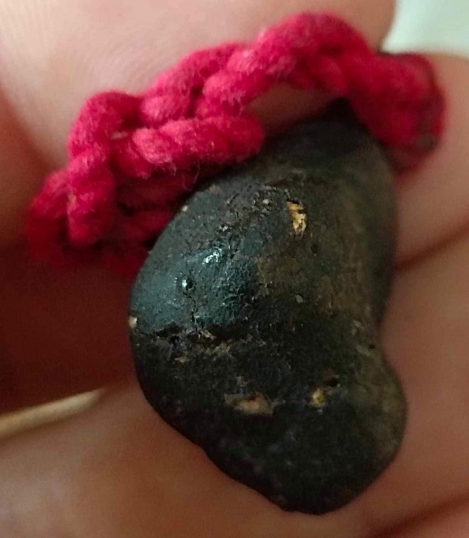 พระทันตธาตุพอกครั่ง ครูบาสุุรินทร์ วัดหลวงศรีเตี้ย จ.ลำพูน นี้ได้มาจากลุงบุญปั๋น เป็นคนบ้านเวียง อ.เวียงหนองล่อง จ.ลำพูน ท่านอายุ 83 ปี เป็นลูกศิษย์ครูบาสุรินทร์ และเคยเป็นคนเตรียวัตถุดิบในการสร้างน้ำมันมนต์ให้ครูบาสุรินทร์