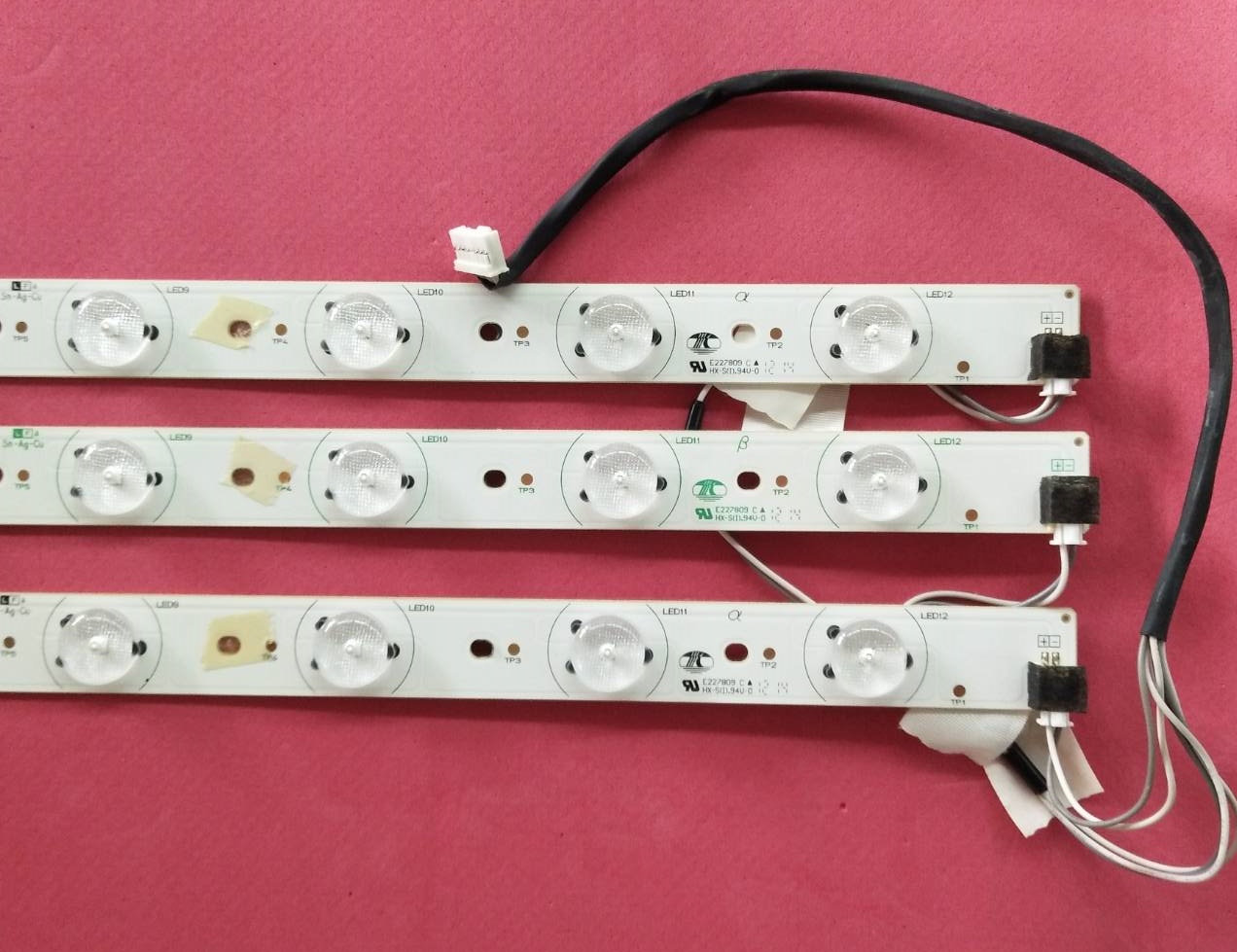 หลอดแบคไลน์ทีวี โตชิบ้า TOSHIBA ของแท้ถอดจากเครื่อง รุ่น 32PB200T (1ชุด3แถว แถวละ12ดวง)