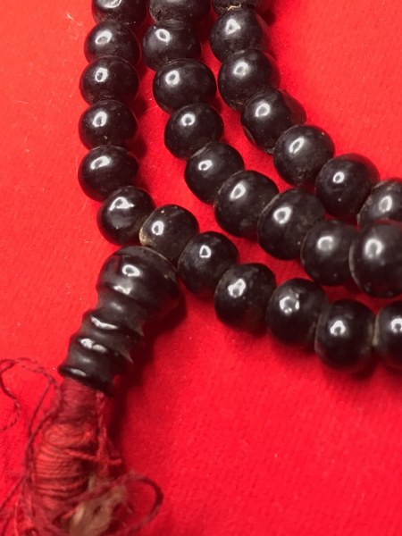 ประคำหลวงปู่ครูบาชุ่ม โพธิโก เส้นนี้ได้มาพร้อมกับทันตธาตุครูบาชุ่ม โพธิโก (๐๒-๐๕๓) และรูปถ่ายด้านหลังติดเกศาหลวงปู่ครูบาชุ่ม (๐๒-๐๕๔ ๐๒-๐๕๖ ๐๒-๐๕๗ ๐๒-๐๕๘) และตะกรุดหนังควาย (๐๒-๐๕๕) ได้มาจากคนรุ่นลูก ลูกศิษย์หลวงปู่ครูบาชัยยะวงศา อยู่ข้างวัดพระพุทธบาทห้วย