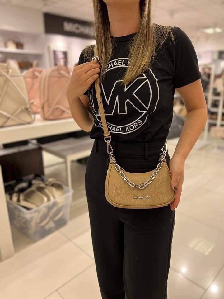 โปร 1-5 มิย New Michael kors Cora Mini zip pouchette Size: 7.5" x 5.5" x 2.5 นิ้ว ใส่ไอพลัส ไม่ได้นะคะ 🙏❤️ - สีนู๊ด