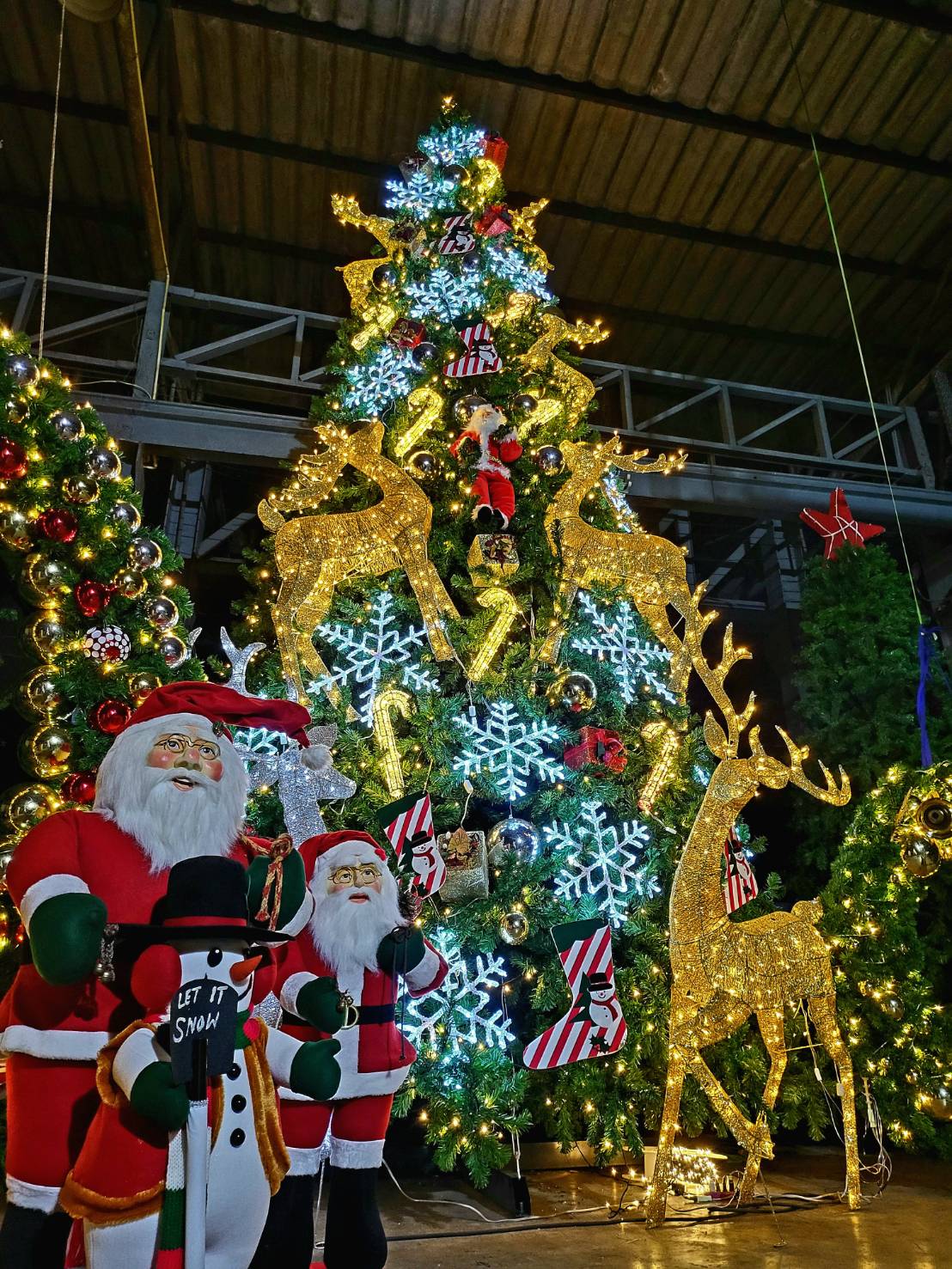 ต้นคริสต์มาสปลอมขนาดใหญ่ 6เมตร.พร้อมตกแต่ง