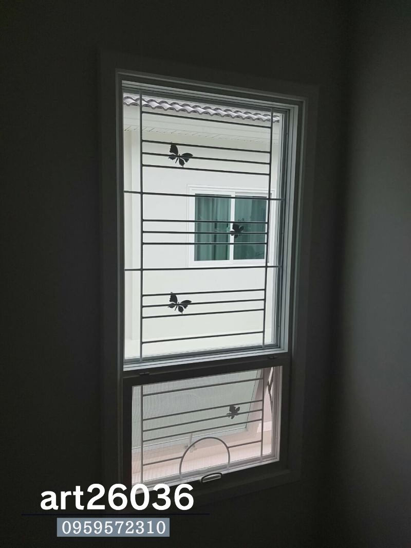 เหล็กดัดสีอบขาวผีเสื้อ มุ้งลวด กระจกสีน้ำทะเล บานเลื่อน