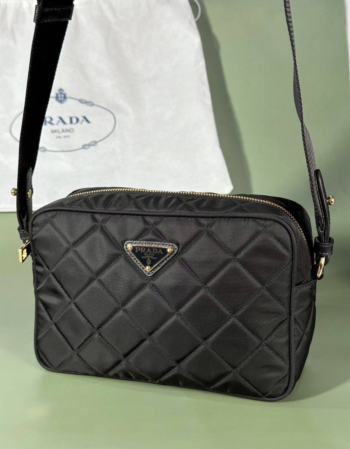New Prada Tessuto/Saffiano Camera ขนาด 22.5cmW x 15cmH x 8cmD สาย Logo Prada อุปกรณ์. ถุงผ้า, การ์ด, ถุงกระดาษ